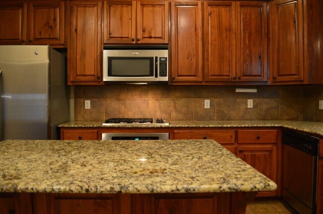 Building Photo - Beautiful Luxury Unit in Gated Community
