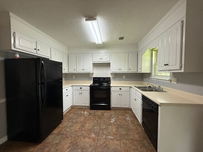Building Photo - 3 bed, 2 bath home with back yard and one ...
