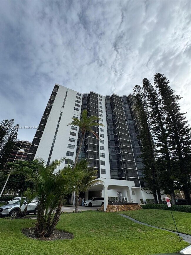 Building Photo - 20100 W Country Club Dr