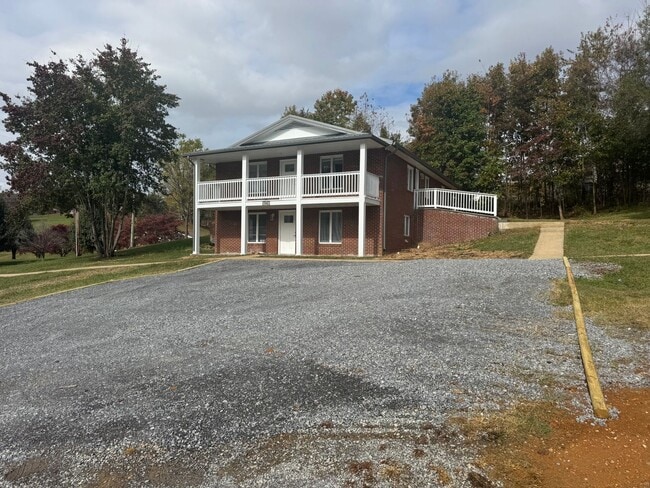 Building Photo - Newly renovated 3 Bedroom 2.5 Bathroom Home located in Kingsport, TN
