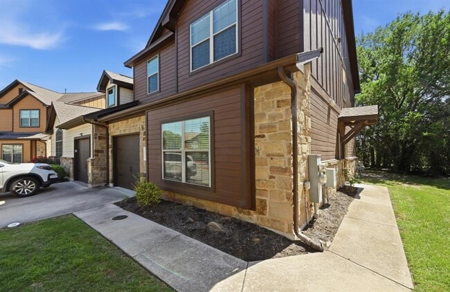 Building Photo - 11417 Lost Maples Trail