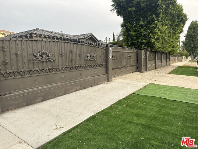 Foto del edificio - 6742 Radford Ave