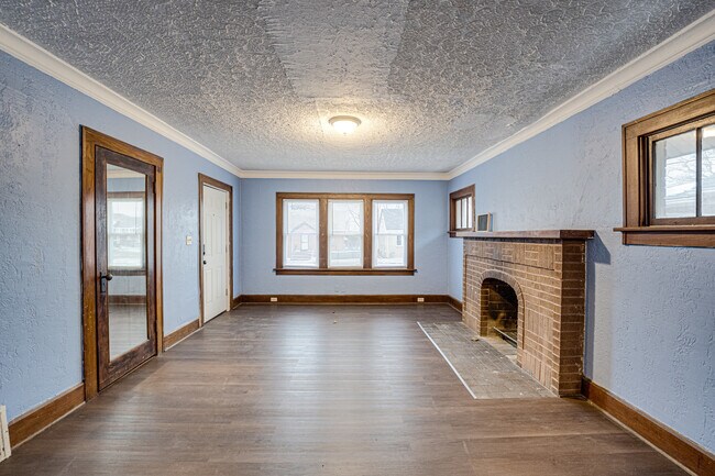 Building Photo - 2403 Elm St