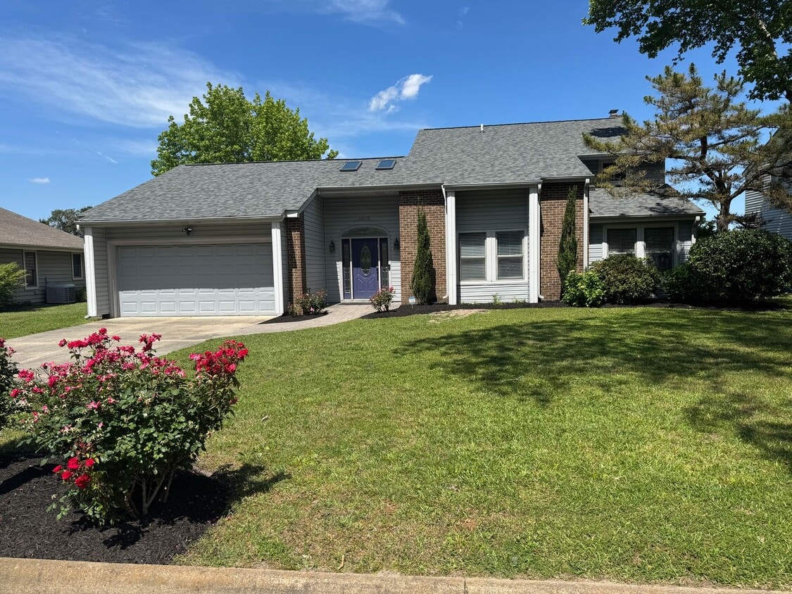 Primary Photo - Lake Front Living-Four Bedroom Three and a...