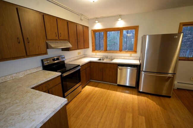 Cocina con electrodomésticos de acero inoxidable. - 208 Grove St