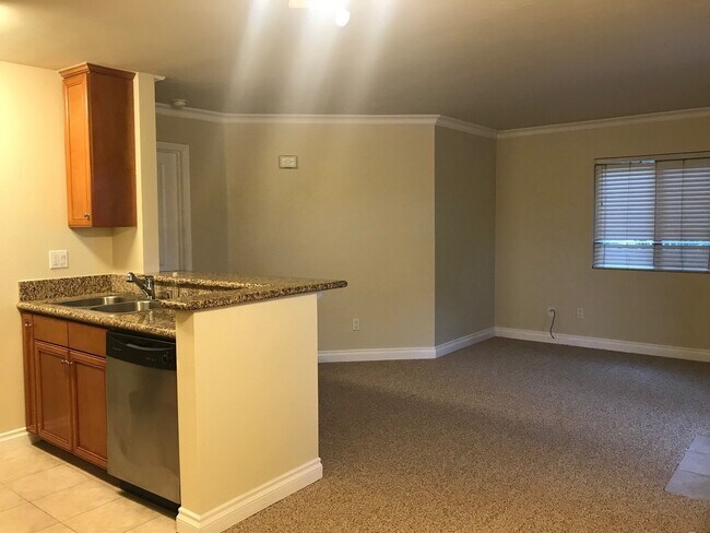 Building Photo - **MOVE IN READY, 1 Bedroom 1 Bath Condo in...
