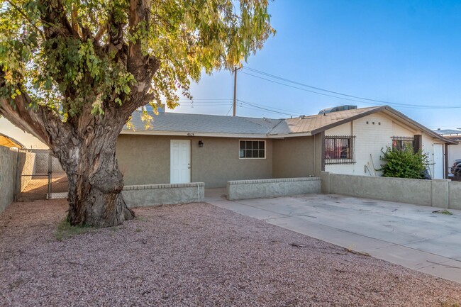 Building Photo - Stylishly Remodeled 2B/1BA in Prime Phoeni...
