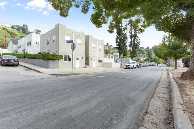 Building Photo - Private Bungalow w/ Yard! Move in Today