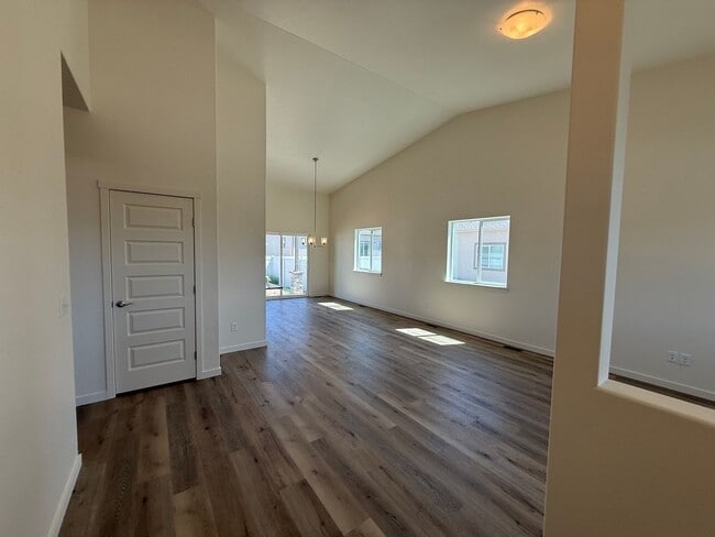Building Photo - Available Now.  New 3 bed, 2 bath home