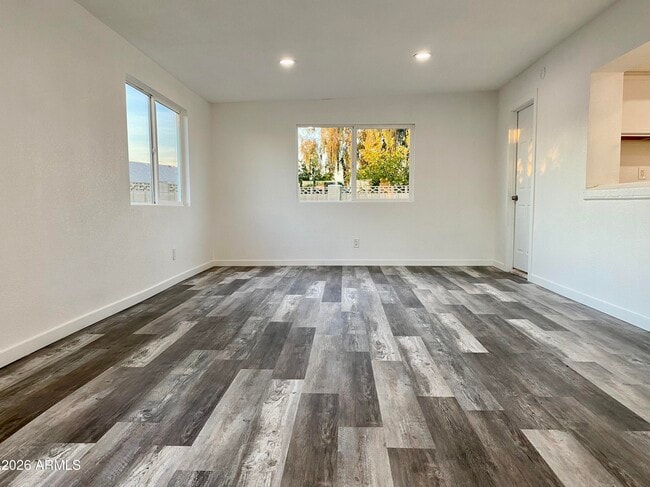 Building Photo - 2121 W Sequoia Dr