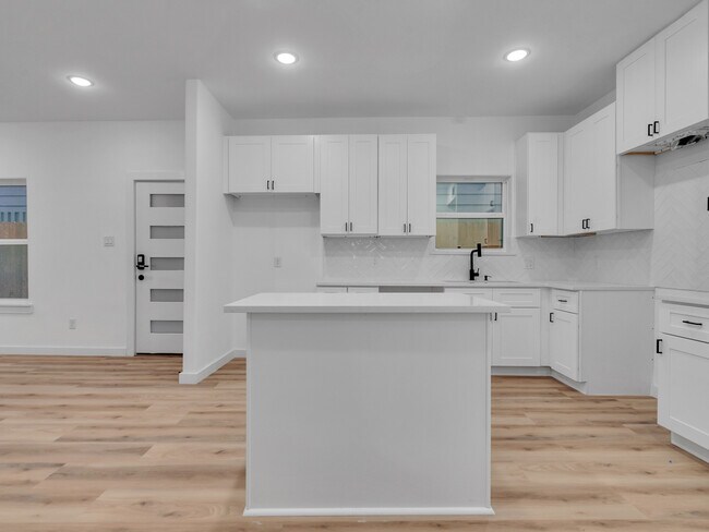 Foto del edificio - 9410 Firnat St