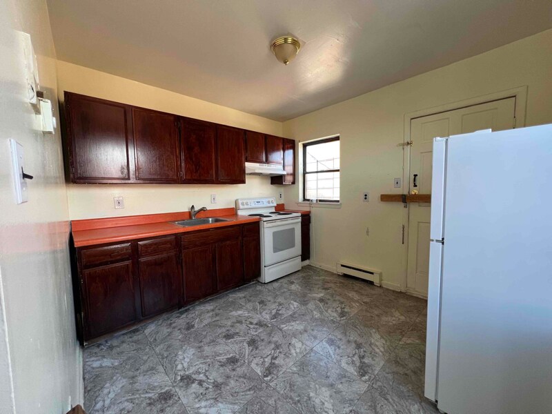 Primary Photo - 100 W 25th St