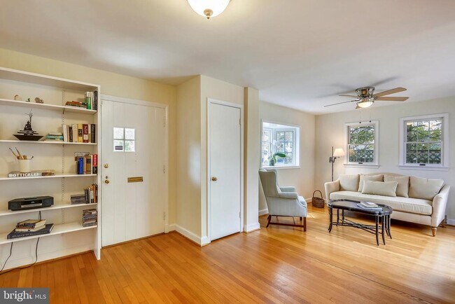 Foto del edificio - 5009 Malden Dr