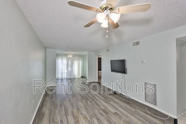 Foto del edificio - 801 83rd Ave N