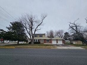 Building Photo - 621 William St