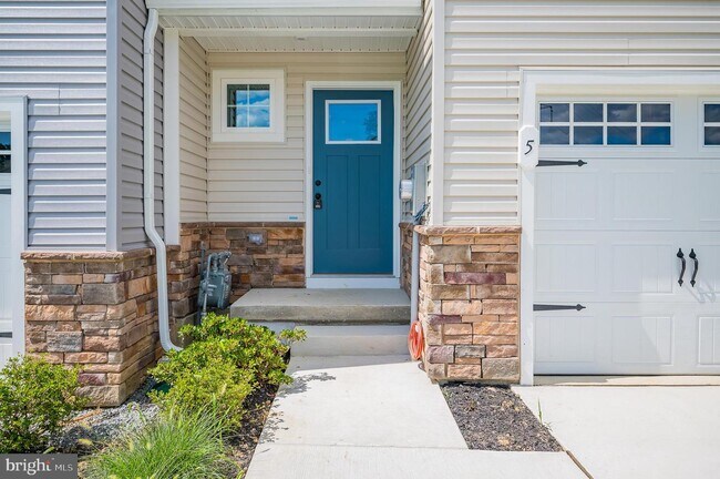 Building Photo - 5 Southwind Dr