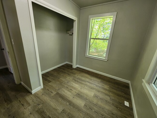 Building Photo - 1005 W St Louis St