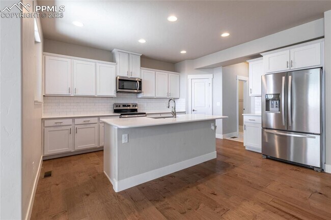 Foto del edificio - Like new Modern design! 3 bed, 4 bath, 2 c...