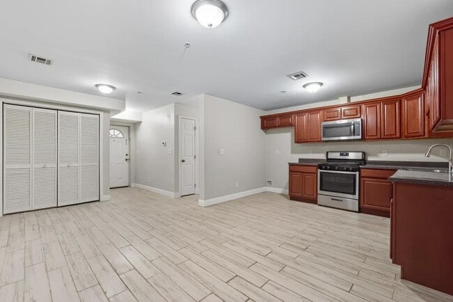 Building Photo - 270 S 20th St