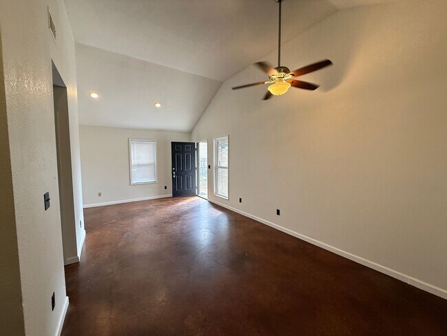 Foto del edificio - 636 W Oak Ave