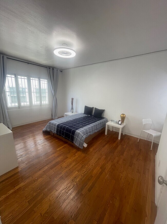Foto del edificio - 7948 Blackburn Ave