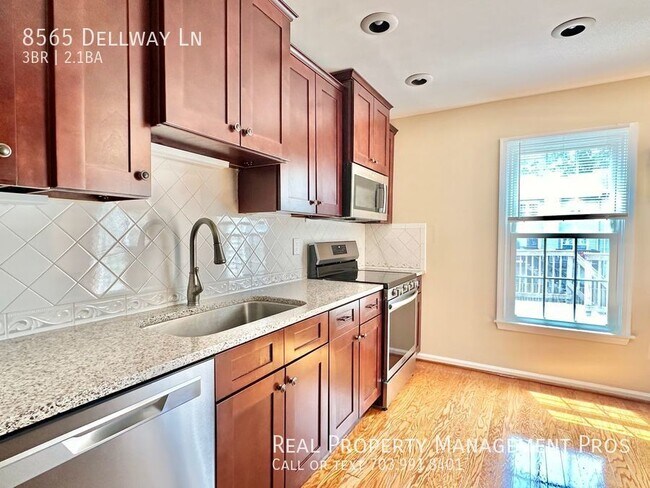 Building Photo - Bright, Beautiful Vienna Townhouse- Walk t...