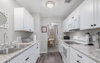 Building Photo - 520 S 70th St