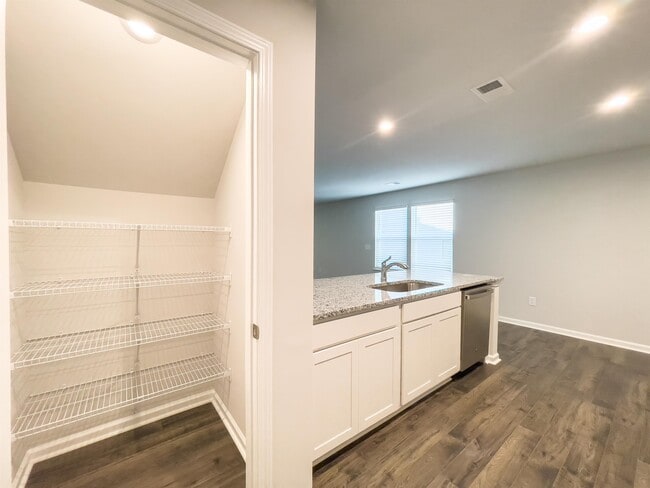 Building Photo - 107 Glen Forest Dr