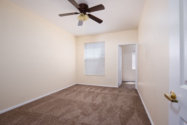 Building Photo - Upstairs 2br unit in upscale NW gated community with pool/spa & gym