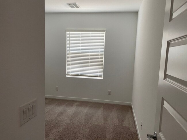 Building Photo - 5 Bedroom Single Family Home in Phoenix