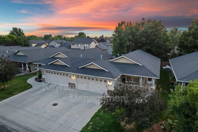 Foto del edificio - 8333 N Duncan Ln