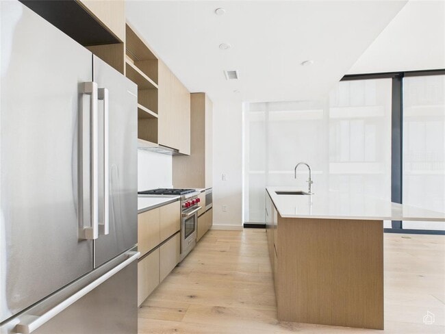 Building Photo - 610 Davis St