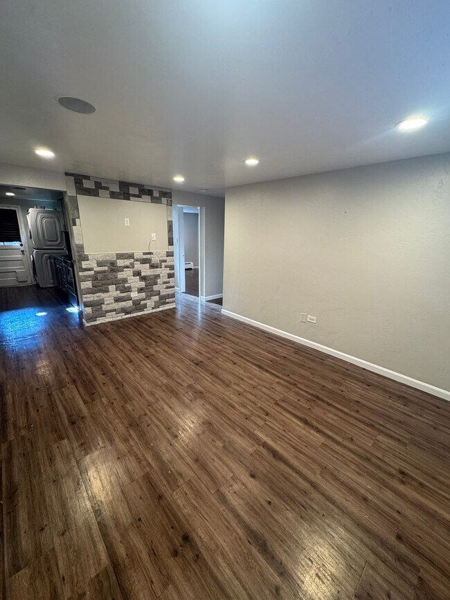 Foto del edificio - Remodeled 2 Bed, 1 Bath Condo in the Goldsmith Neighborhood!