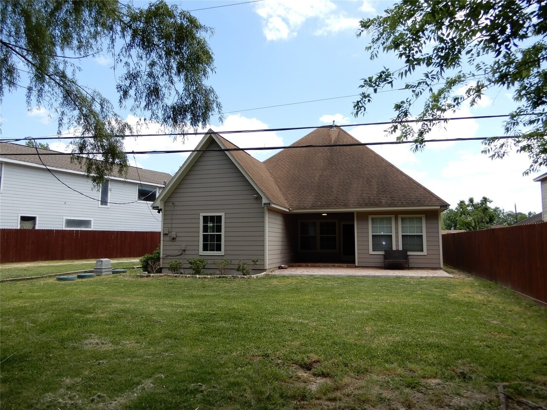 Building Photo - 13531 Russ Dr