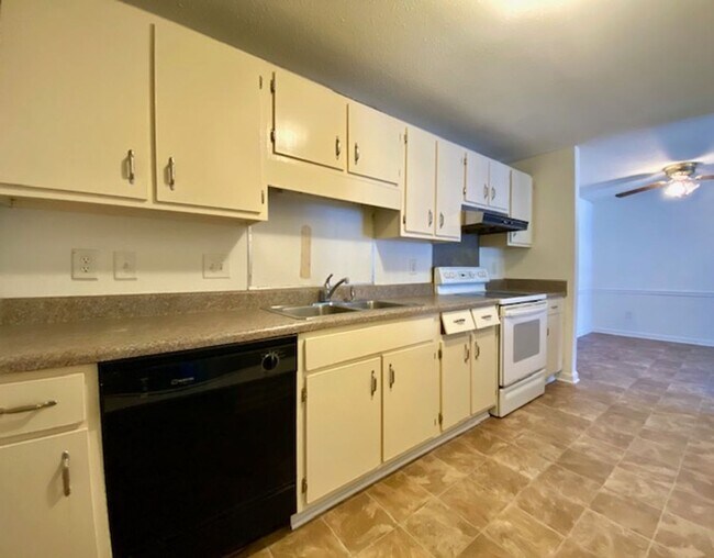Building Photo - High Meadow Condos  Spacious 2bed/2bath gr...