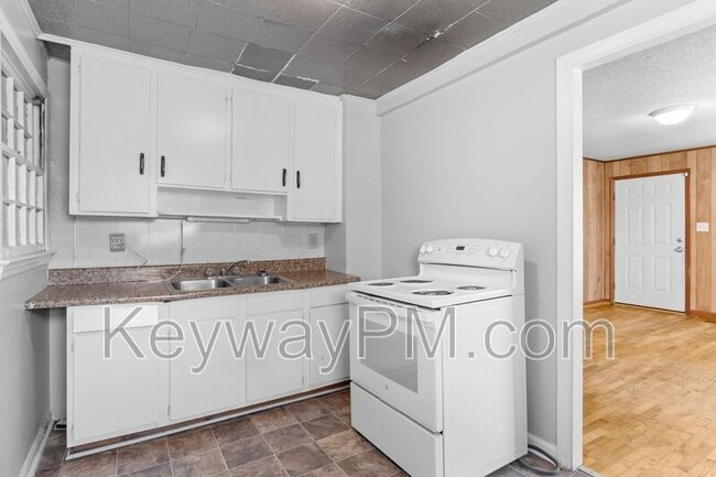 Building Photo - 3137 Lake Forest Dr