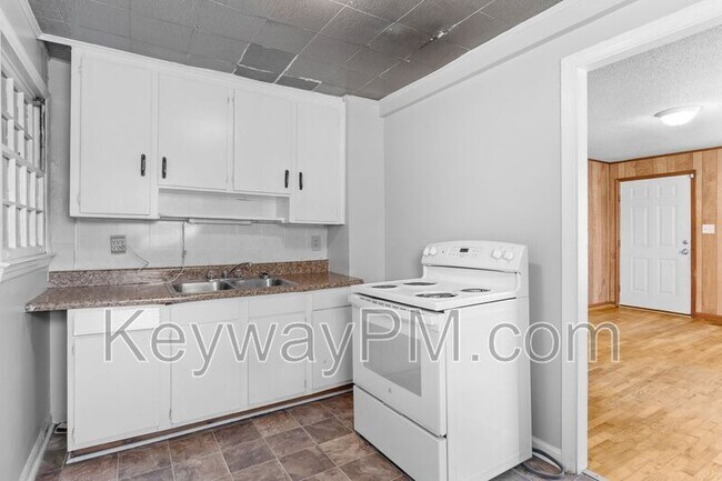 Foto del edificio - 3137 Lake Forest Dr