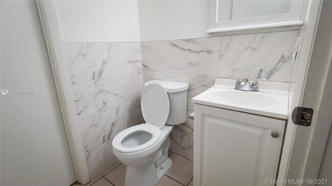 Building Photo - 2332 W 56th St