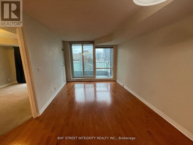 Photo du bâtiment - 1 Elm Dr W