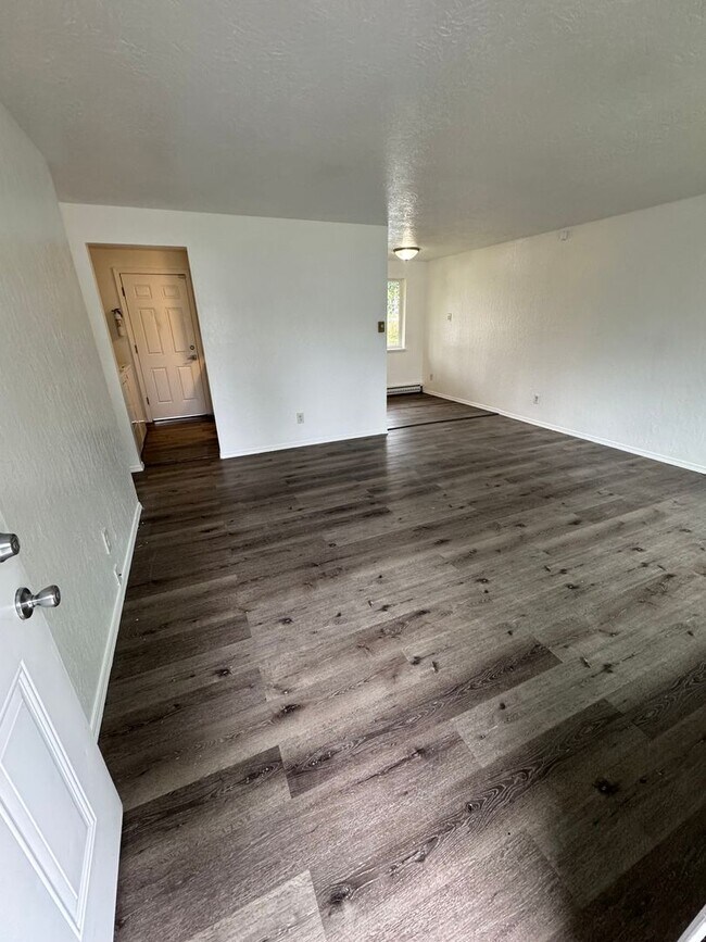 Building Photo - Jay Lakewood Duplex