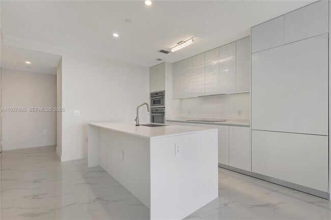 Foto del edificio - 700 NE 24th St