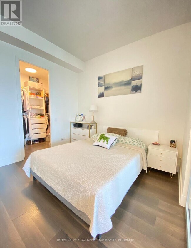 Photo du bâtiment - 111-1111 St Clair Ave W