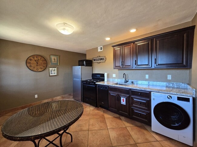 Building Photo - 1506-A Agua Fria St