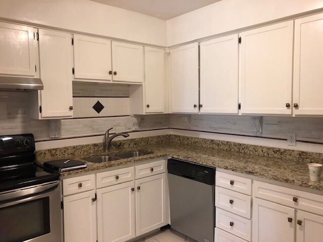 Building Photo - Beautiful, Spacious 2 bedroom Townhouse in...