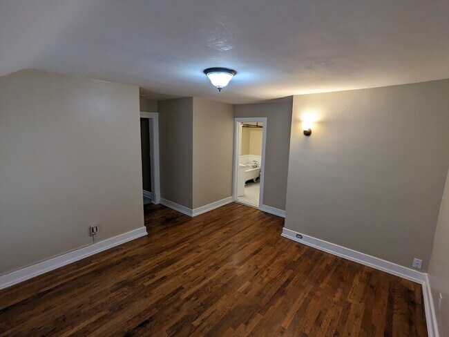 Building Photo - 106 N Alp St
