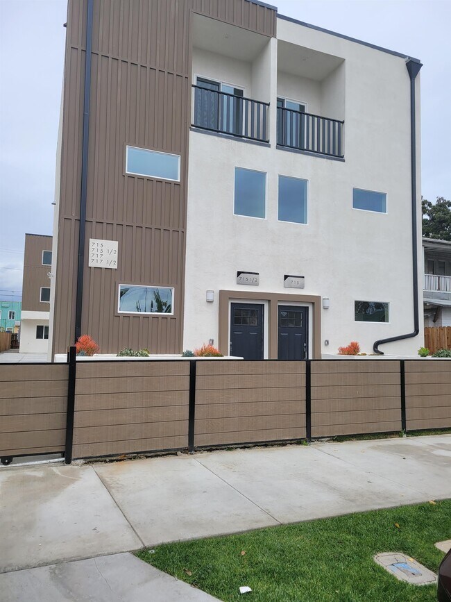 Building Photo - 715 W 47th St