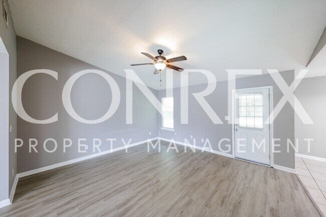 Building Photo - Three Bedroom Brick Home