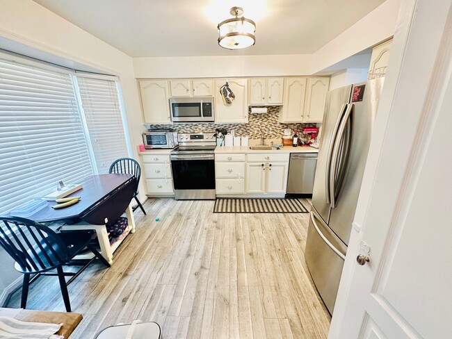 Building Photo - BEAUTIFULLY UPDATED TOWNHOME IN FAIRFAX!