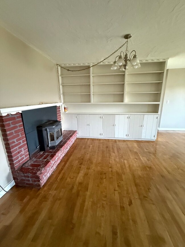 Foto del edificio - Spacious Ranch Rambler with 2 car garage