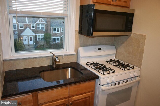 Building Photo - 826 Windermere Ave